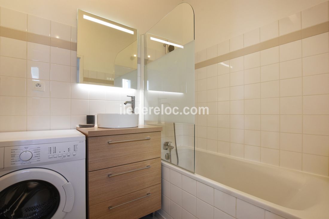 Photo 13: An accomodation located in Saint-Martin-de-R&eacute; on ile de R&eacute;.