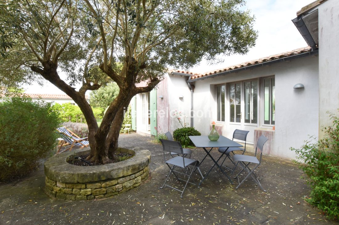 Photo 10: An accomodation located in La Couarde-sur-mer on ile de R&eacute;.