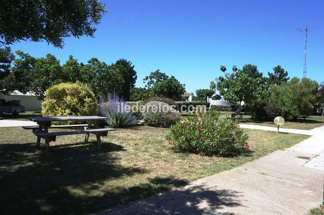 Photo 13: An accomodation located in La Couarde-sur-mer on ile de R&eacute;.