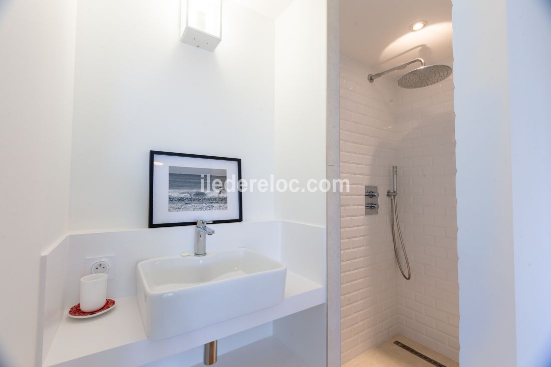 Photo 16: An accomodation located in Saint-Cl&eacute;ment-des-Baleines on ile de R&eacute;.