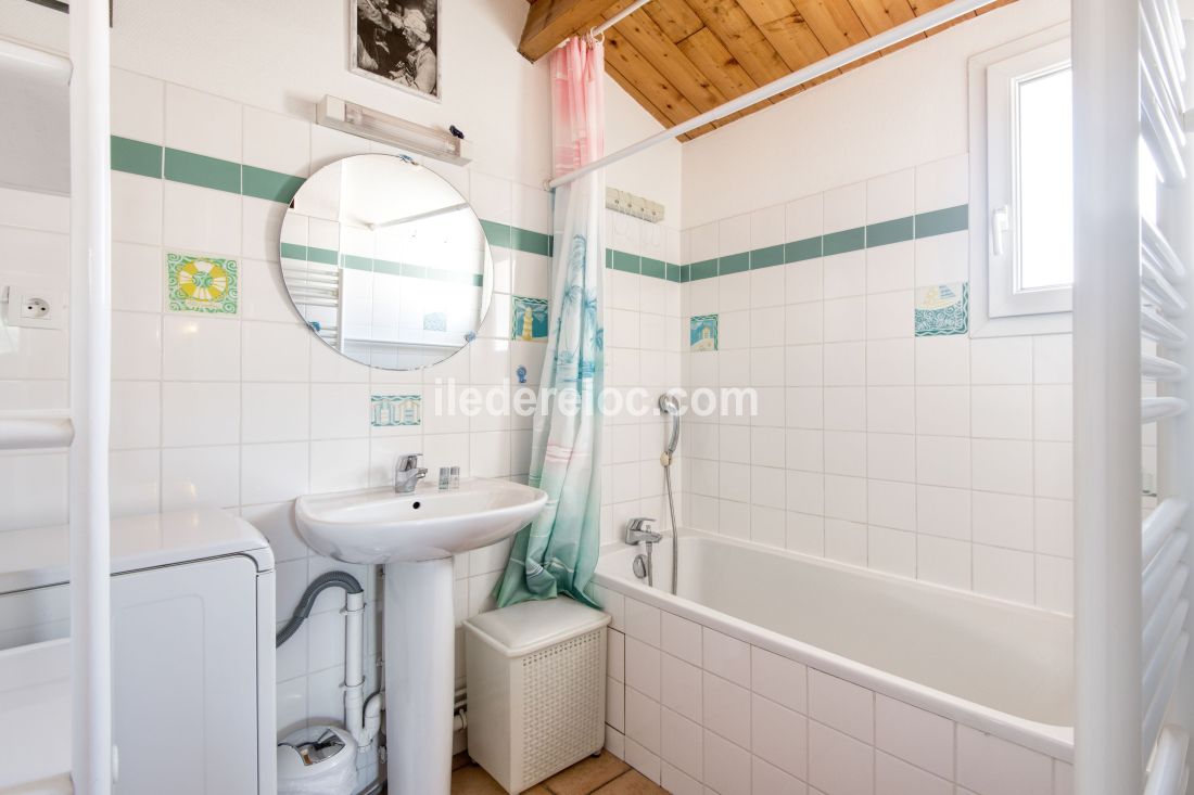 Photo 5: An accomodation located in Saint-Martin-de-R&eacute; on ile de R&eacute;.