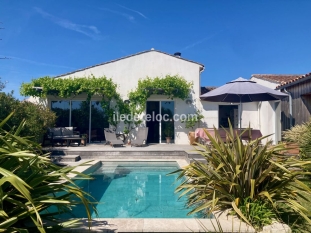 Ile de R&eacute;:Bright house with swimming pool and green garden
