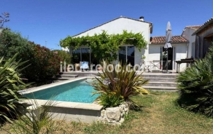Ile de Ré:Bright house with swimming pool and green garden