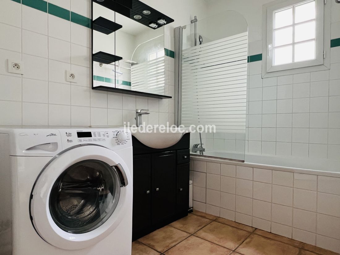 Photo 7: An accomodation located in Saint-Martin-de-R&eacute; on ile de R&eacute;.