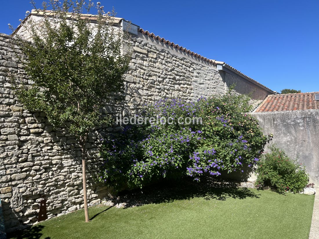 Photo 11: An accomodation located in Saint-Martin-de-R&eacute; on ile de R&eacute;.