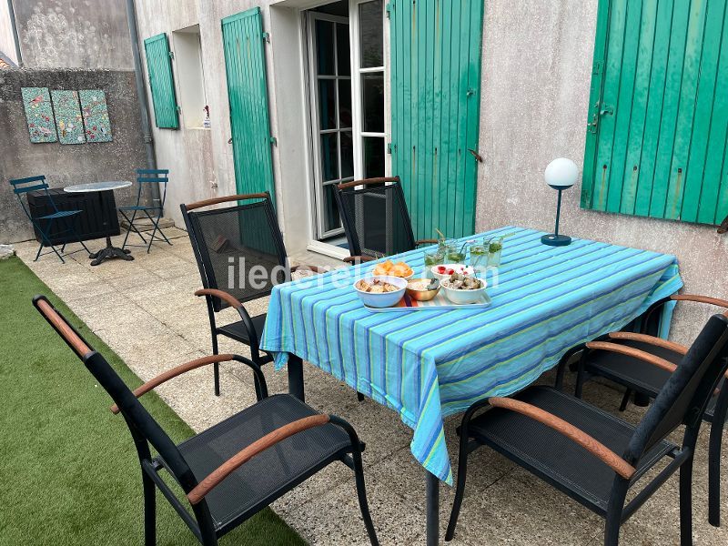 Photo 12: An accomodation located in Saint-Martin-de-R&eacute; on ile de R&eacute;.