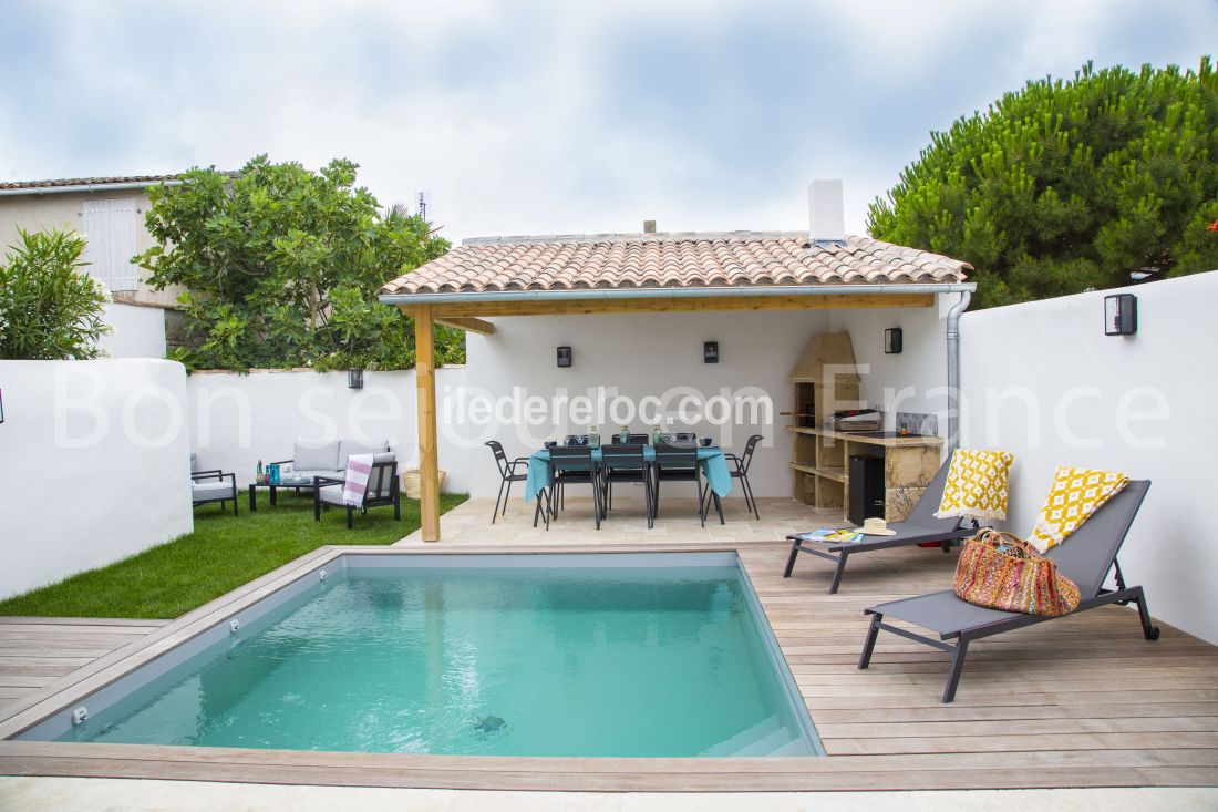 Photo 5: An accomodation located in La Couarde-sur-mer on ile de R&eacute;.