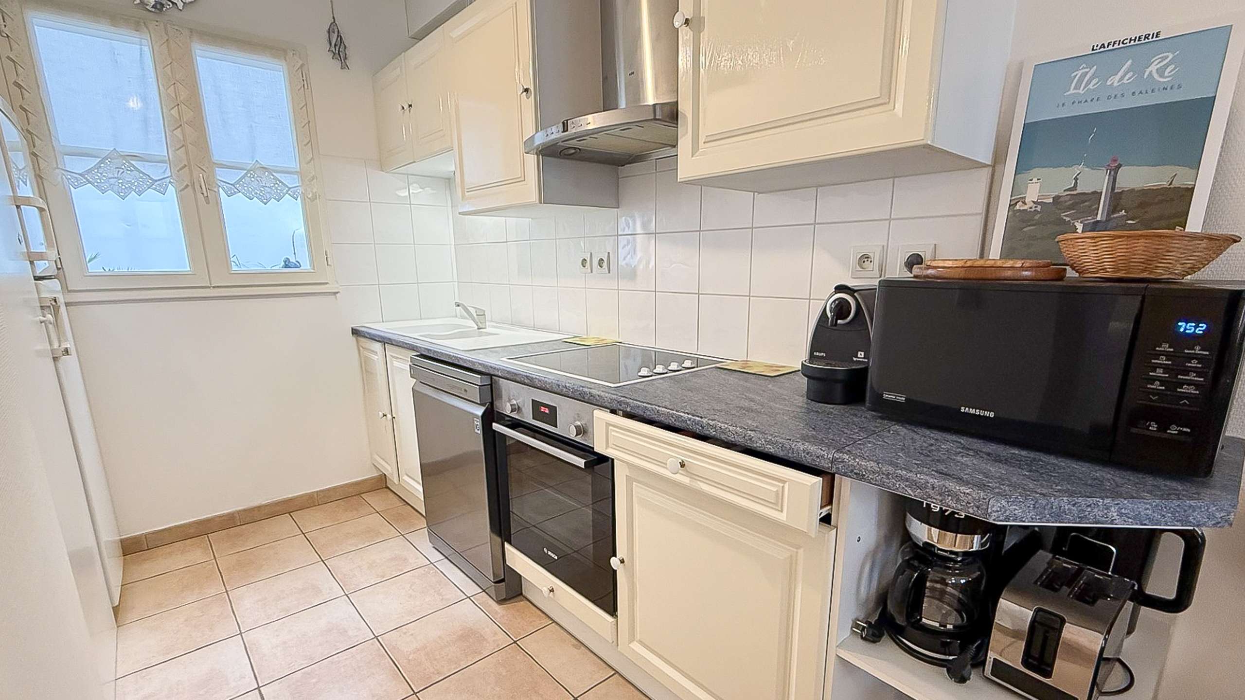 Photo 5: An accomodation located in Saint-Martin-de-R&eacute; on ile de R&eacute;.