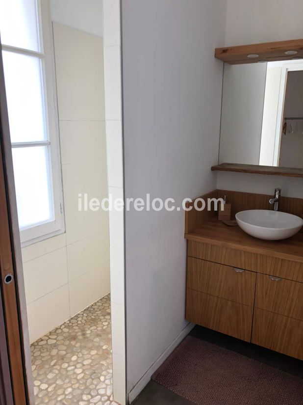 Photo 13: An accomodation located in La Flotte-en-R&eacute; on ile de R&eacute;.