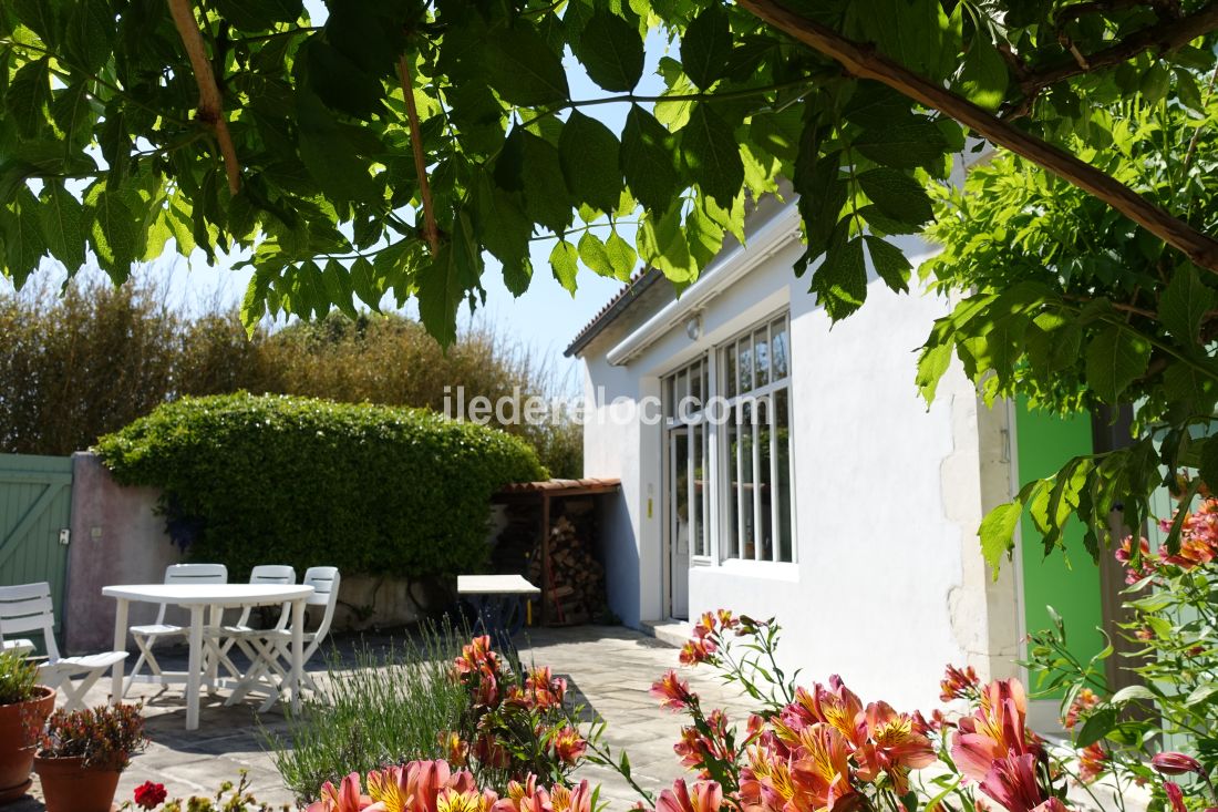 Photo 6: An accomodation located in Saint-Martin-de-R&eacute; on ile de R&eacute;.