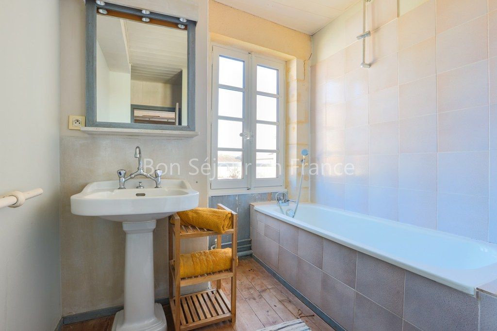 Photo 25: An accomodation located in Saint-Martin-de-R&eacute; on ile de R&eacute;.