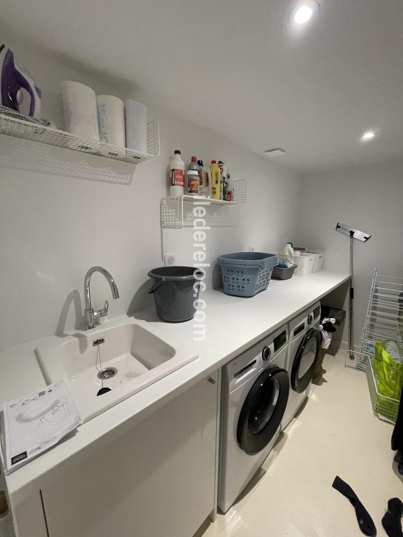 Photo 6: An accomodation located in La Couarde-sur-mer on ile de R&eacute;.