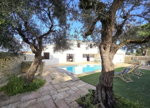 Ile de R&eacute;:Large villa with heated pool and jacuzzi, just steps from the beaches