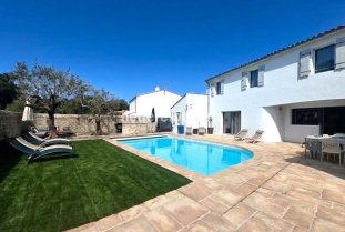 Ile de R&eacute;:Large villa with heated pool and jacuzzi, just steps from the beaches
