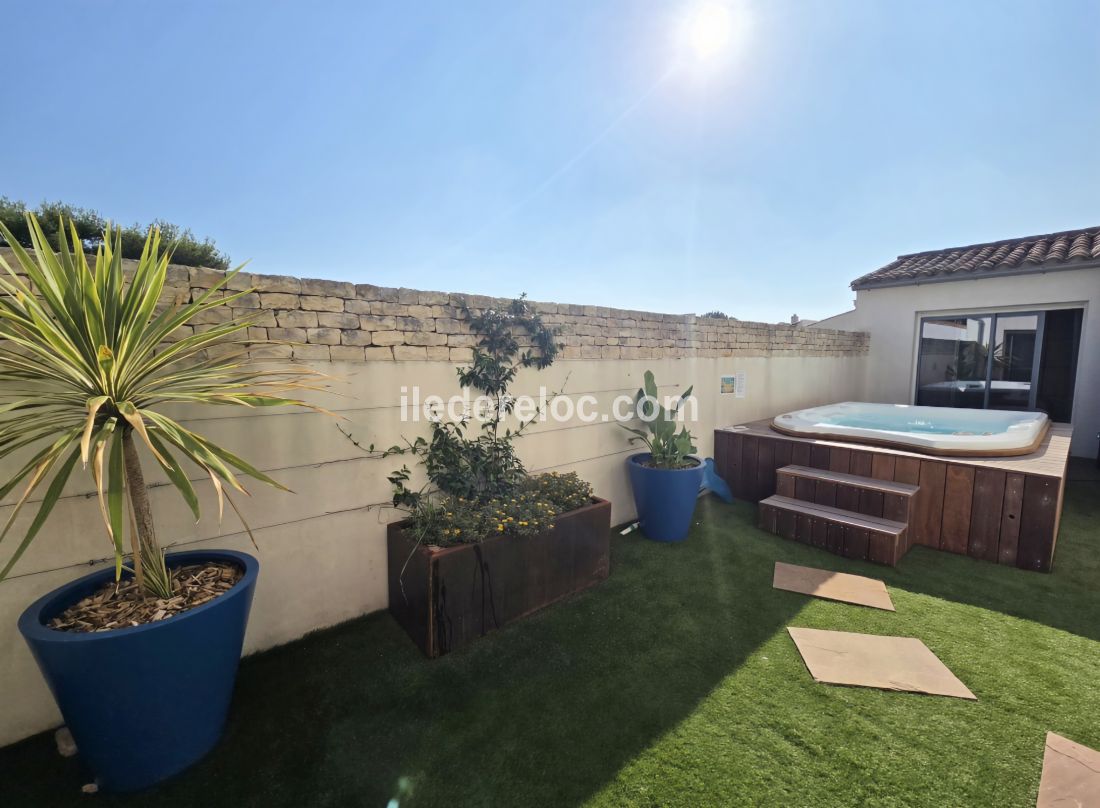 Photo 6: An accomodation located in La Couarde-sur-mer on ile de R&eacute;.