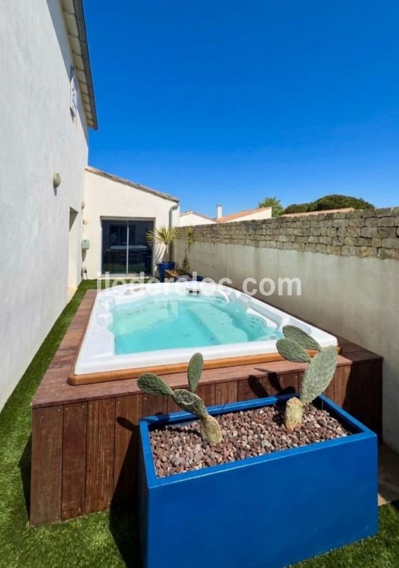 Photo 12: An accomodation located in La Couarde-sur-mer on ile de R&eacute;.