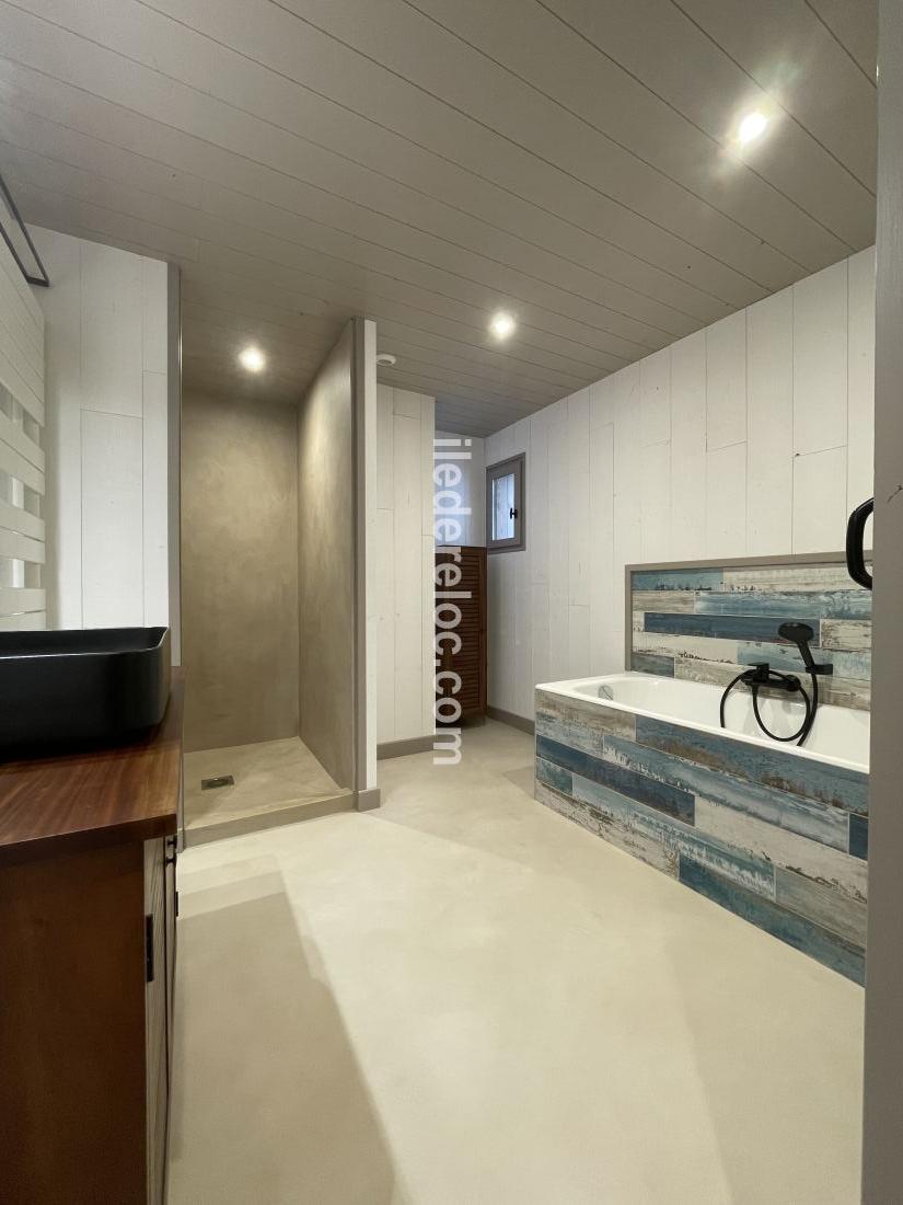 Photo 32: An accomodation located in La Couarde-sur-mer on ile de R&eacute;.