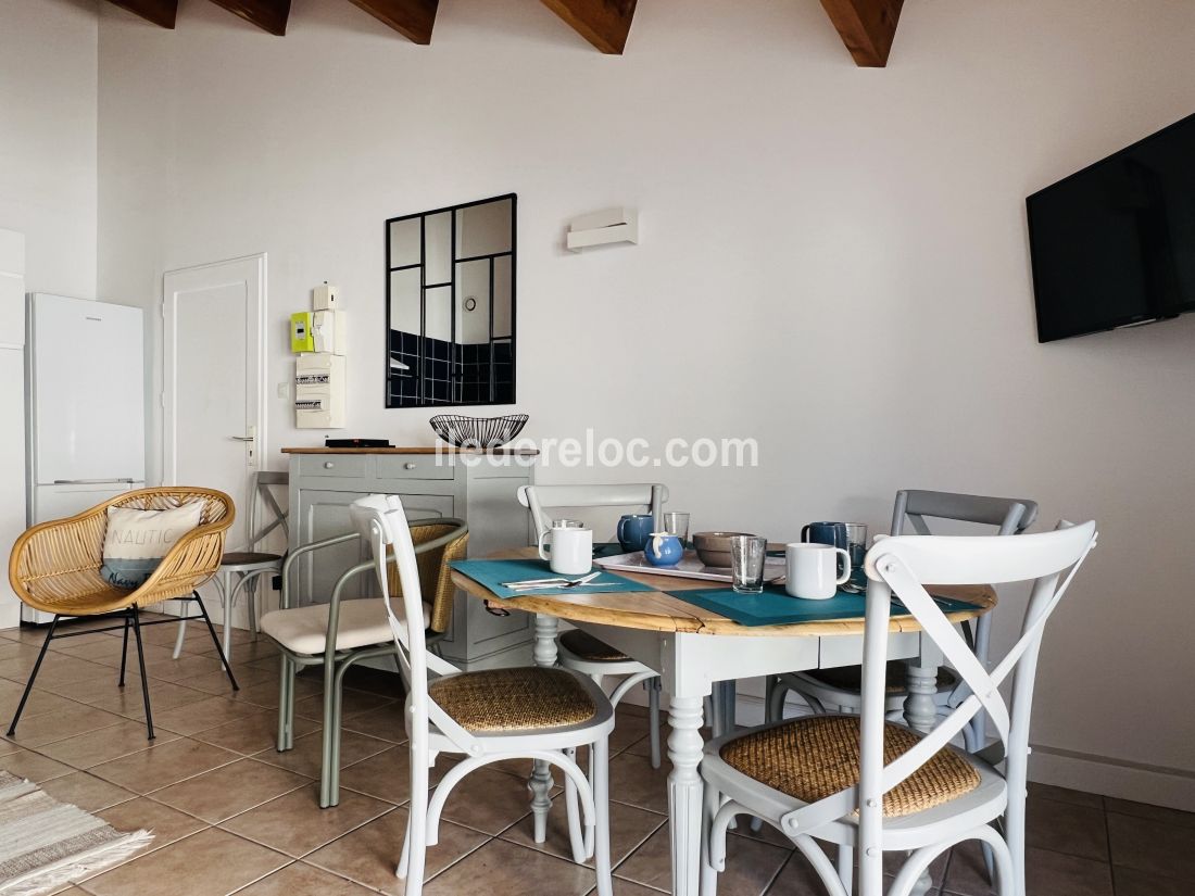 Photo 6: An accomodation located in Saint-Martin-de-R&eacute; on ile de R&eacute;.