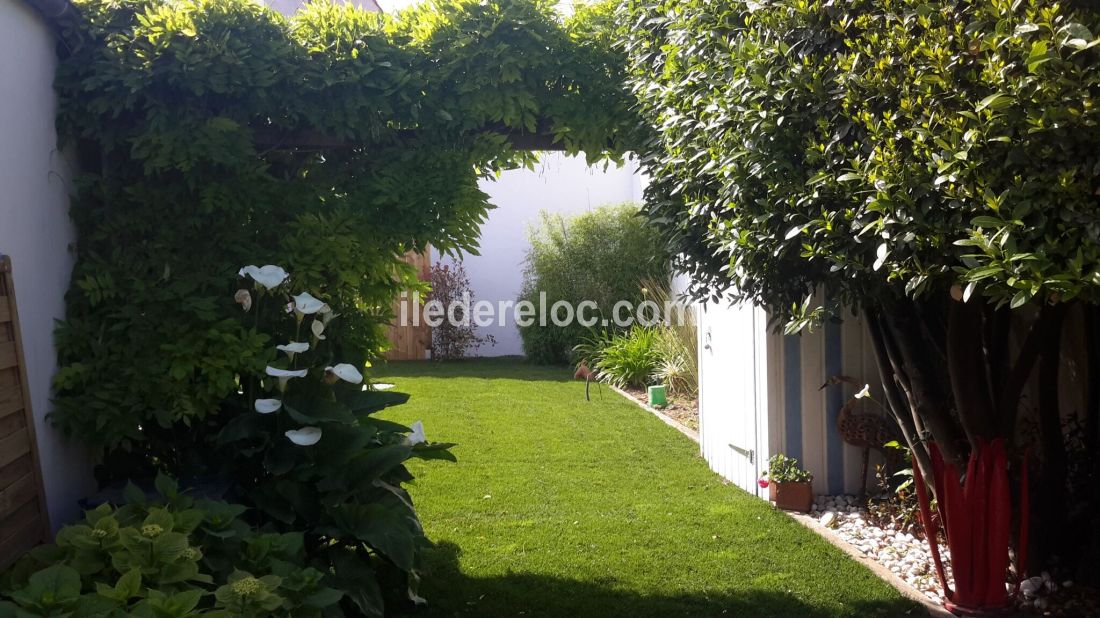 Photo 7: An accomodation located in Saint-Martin-de-R&eacute; on ile de R&eacute;.