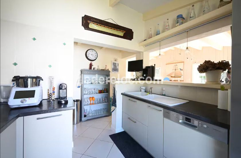 Photo 13: An accomodation located in Saint-Martin-de-R&eacute; on ile de R&eacute;.