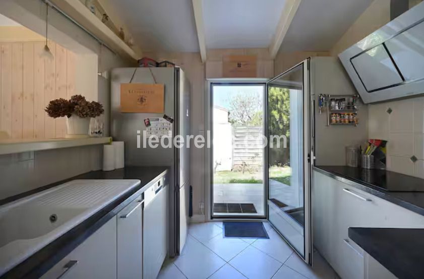 Photo 12: An accomodation located in Saint-Martin-de-R&eacute; on ile de R&eacute;.