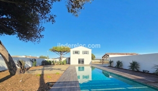Ile de R&eacute;:Large, brand new villa with heated pool, beachfront, sleeps 8