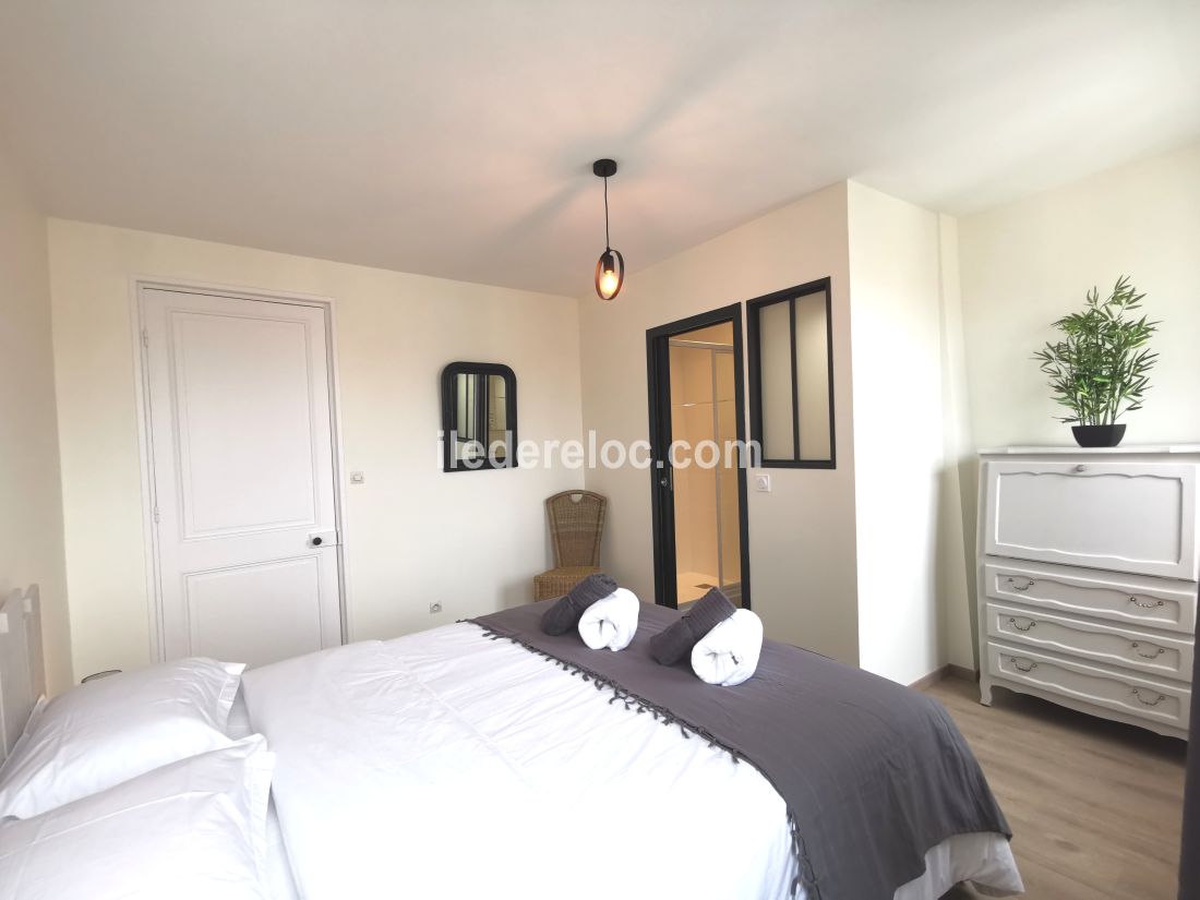 Photo 7: An accomodation located in Saint-Martin-de-R&eacute; on ile de R&eacute;.