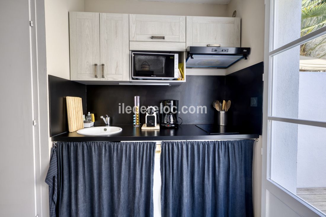 Photo 5: An accomodation located in Saint-Martin-de-R&eacute; on ile de R&eacute;.