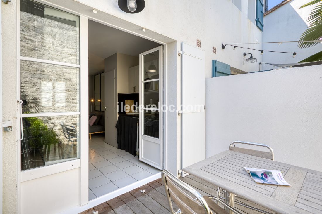 Photo 6: An accomodation located in Saint-Martin-de-R&eacute; on ile de R&eacute;.