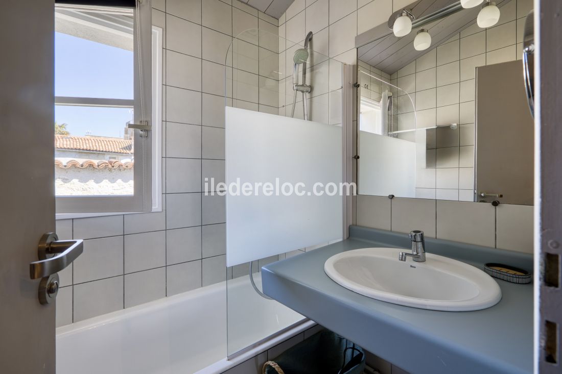 Photo 9: An accomodation located in Saint-Martin-de-R&eacute; on ile de R&eacute;.