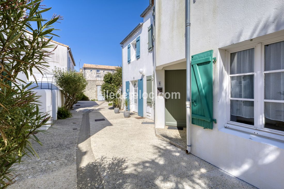 Photo 12: An accomodation located in Saint-Martin-de-R&eacute; on ile de R&eacute;.
