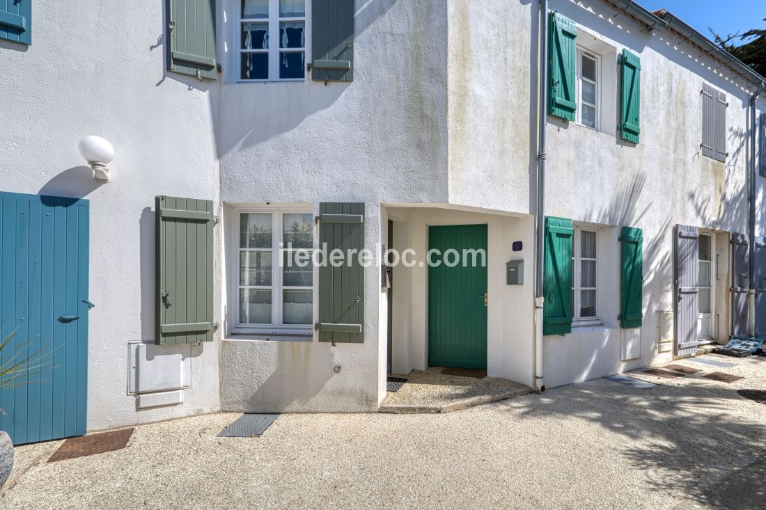 Photo 13: An accomodation located in Saint-Martin-de-R&eacute; on ile de R&eacute;.