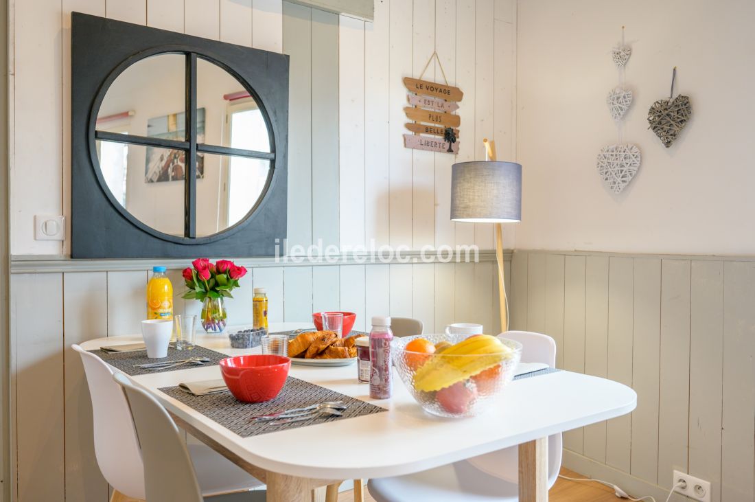 Photo 7: An accomodation located in Saint-Martin-de-R&eacute; on ile de R&eacute;.