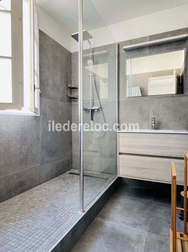 Photo 8: An accomodation located in Saint-Martin-de-R&eacute; on ile de R&eacute;.