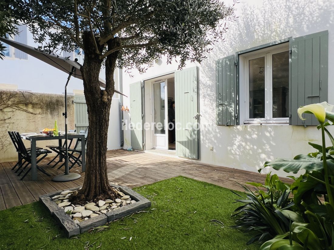 Photo 11: An accomodation located in Saint-Martin-de-R&eacute; on ile de R&eacute;.