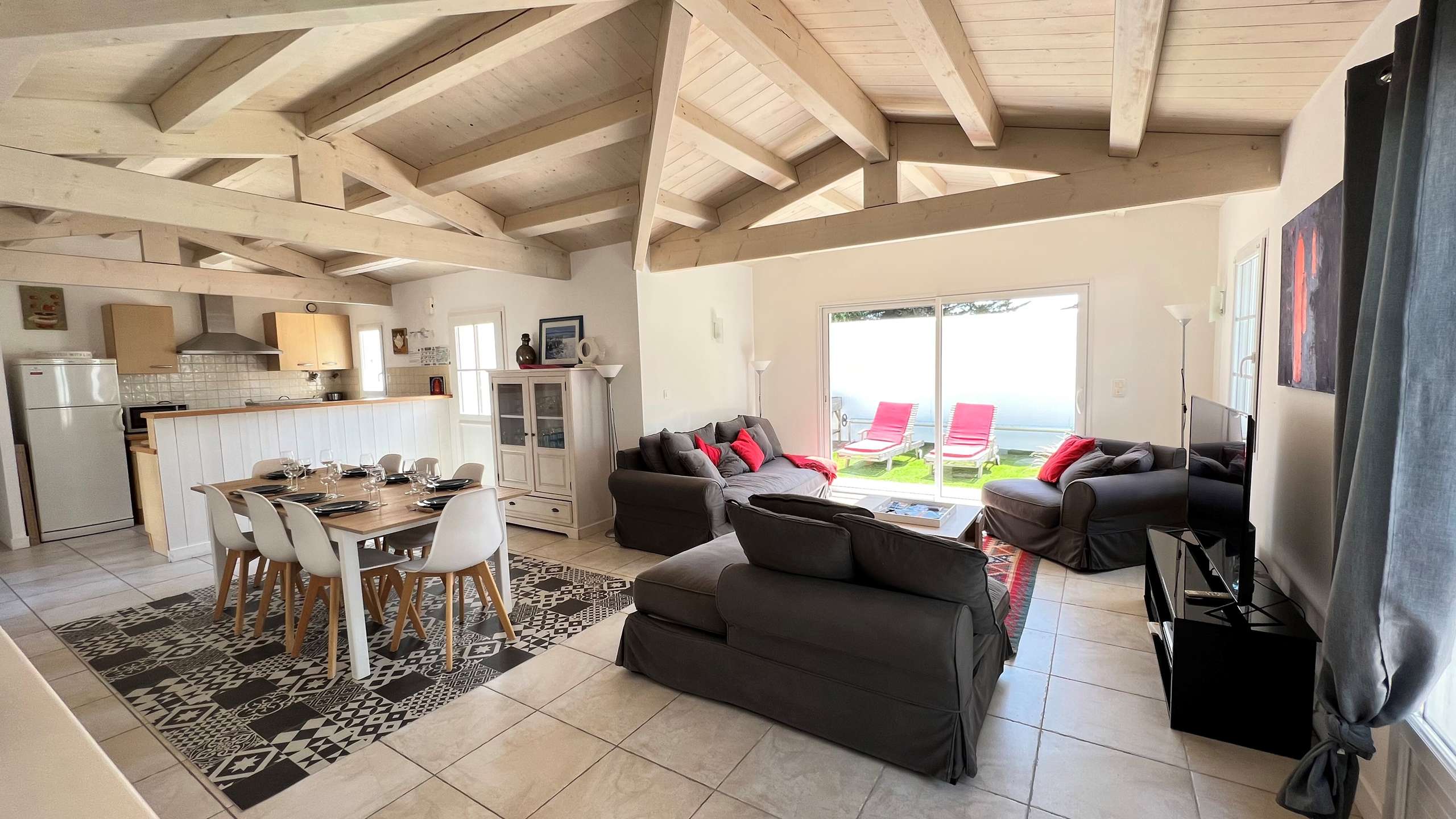 Photo 5: An accomodation located in Le Bois-Plage-en-R&eacute; on ile de R&eacute;.