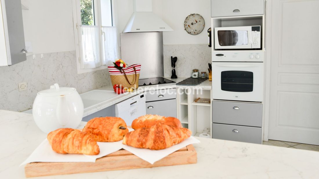 Photo 10: An accomodation located in Les Portes-en-R&eacute; on ile de R&eacute;.