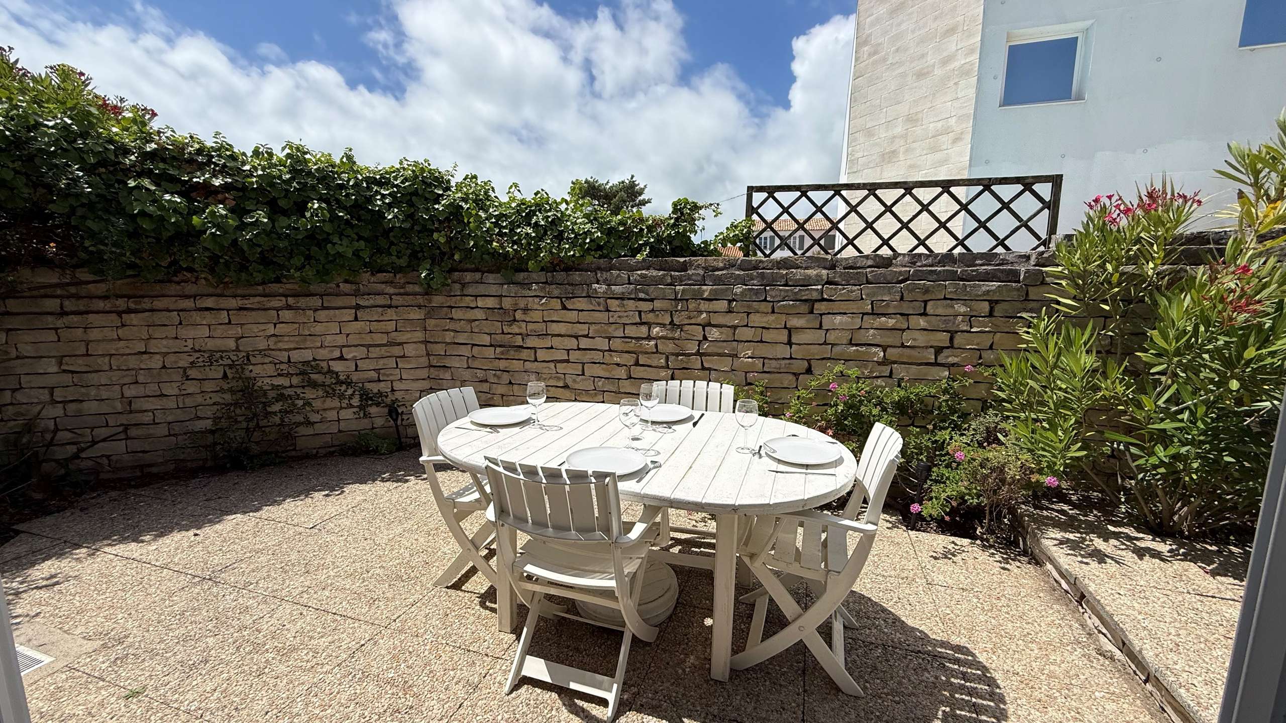 Photo 4: An accomodation located in La Couarde-sur-mer on ile de R&eacute;.