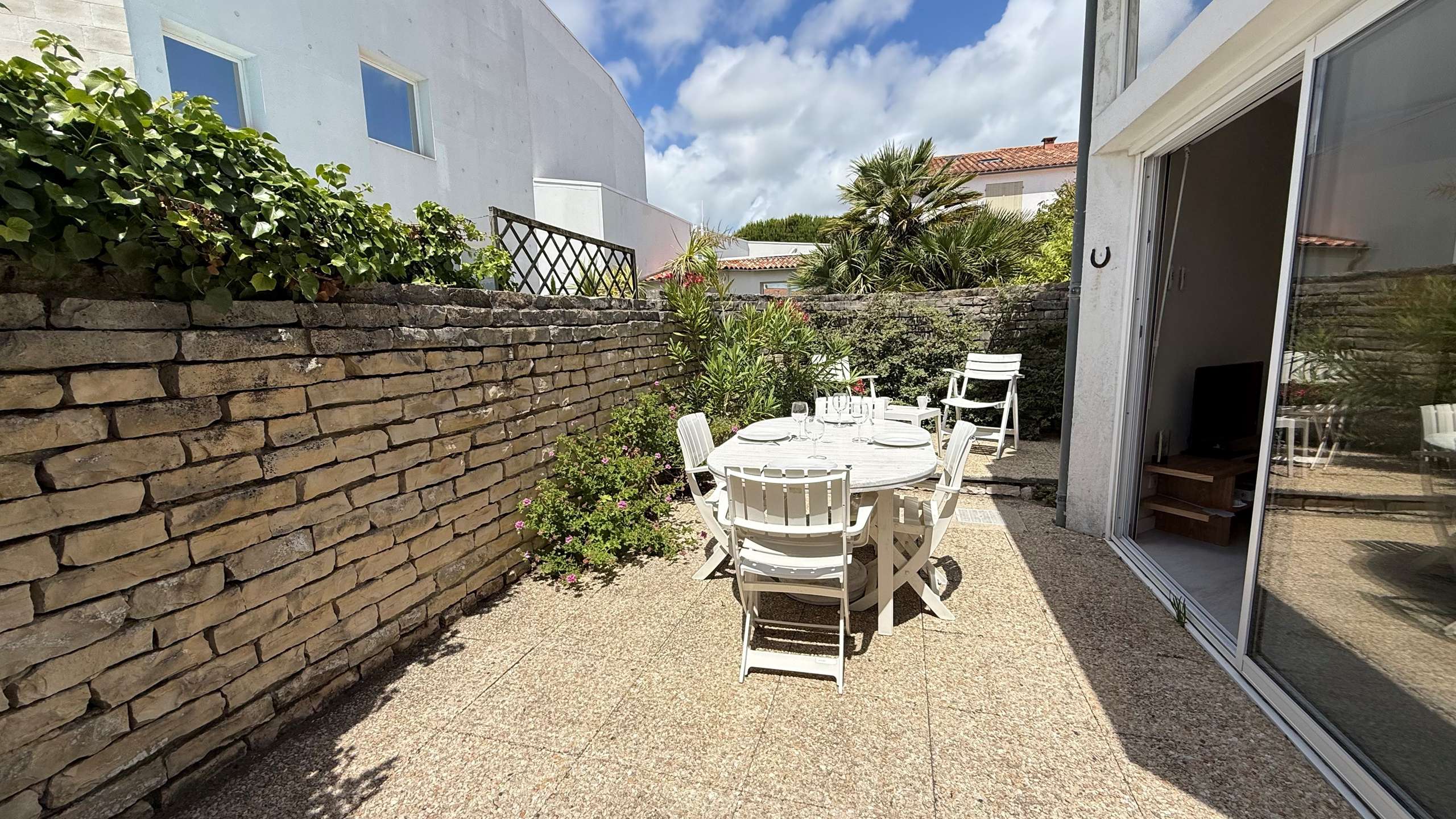 Photo 5: An accomodation located in La Couarde-sur-mer on ile de R&eacute;.