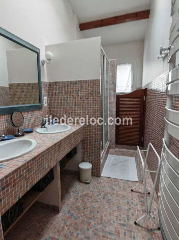 Photo 12: An accomodation located in Saint-Martin-de-R&eacute; on ile de R&eacute;.