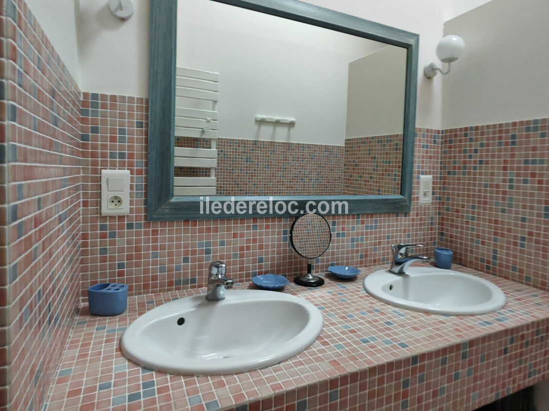 Photo 10: An accomodation located in Saint-Martin-de-R&eacute; on ile de R&eacute;.