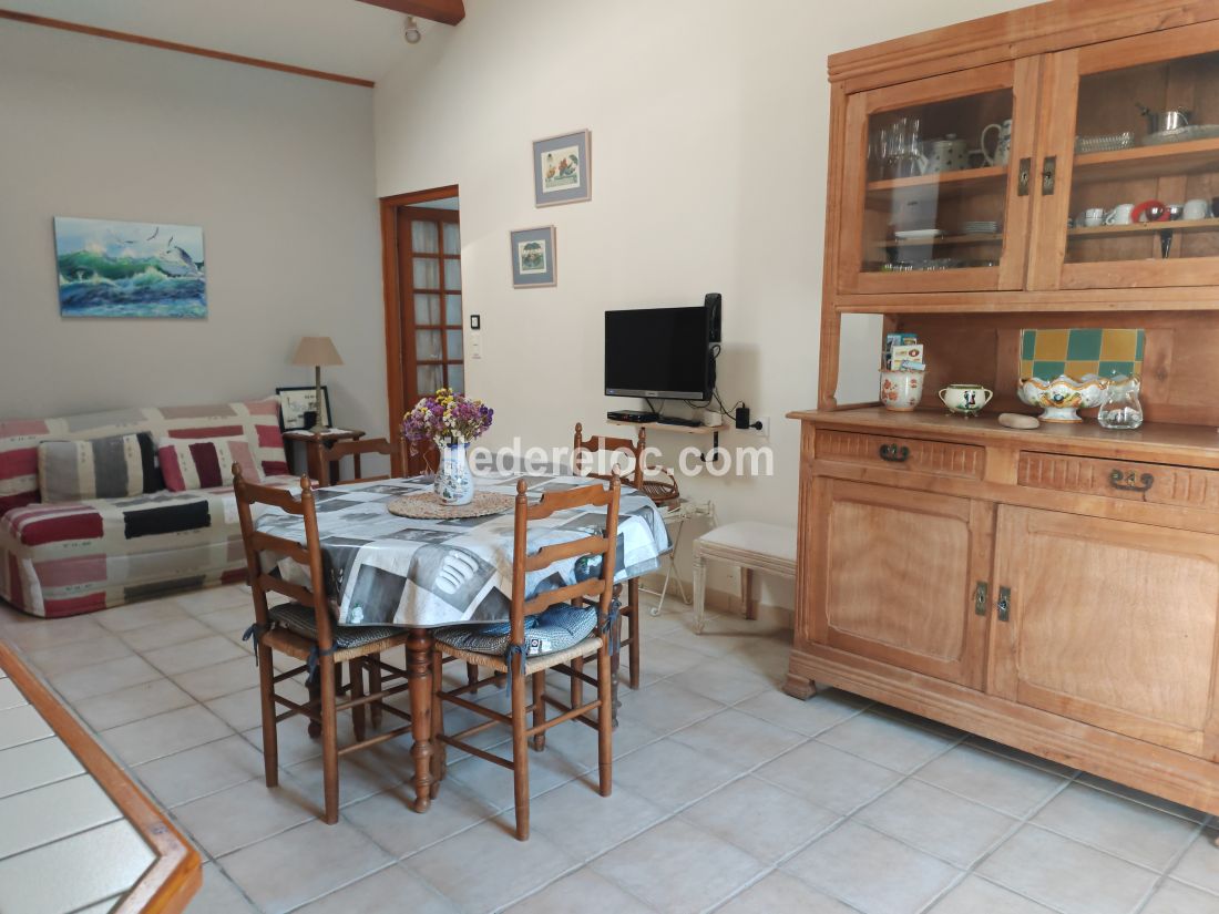 Photo 7: An accomodation located in Saint-Martin-de-R&eacute; on ile de R&eacute;.