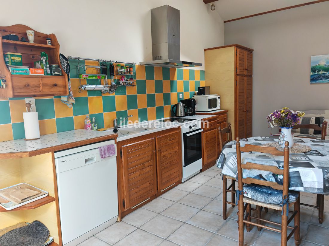 Photo 8: An accomodation located in Saint-Martin-de-R&eacute; on ile de R&eacute;.