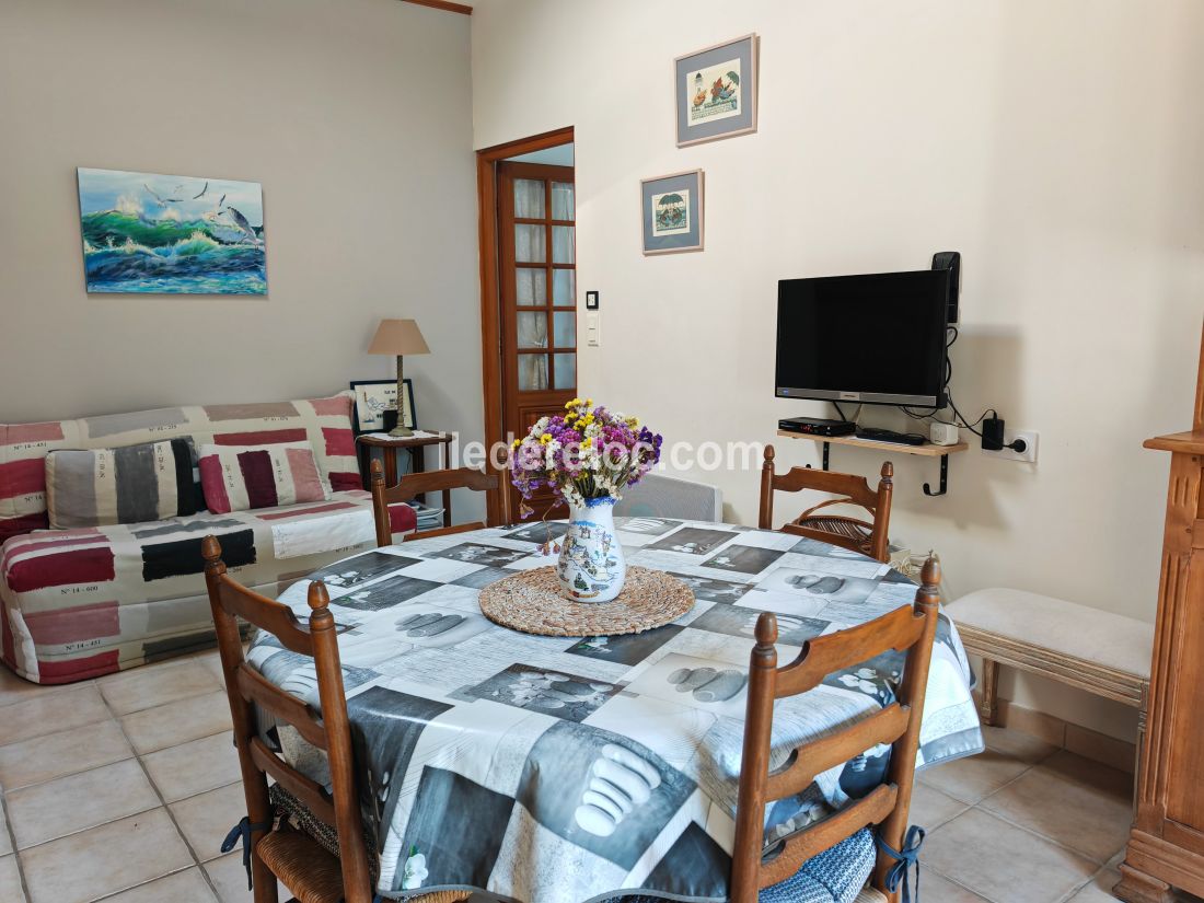 Photo 6: An accomodation located in Saint-Martin-de-R&eacute; on ile de R&eacute;.