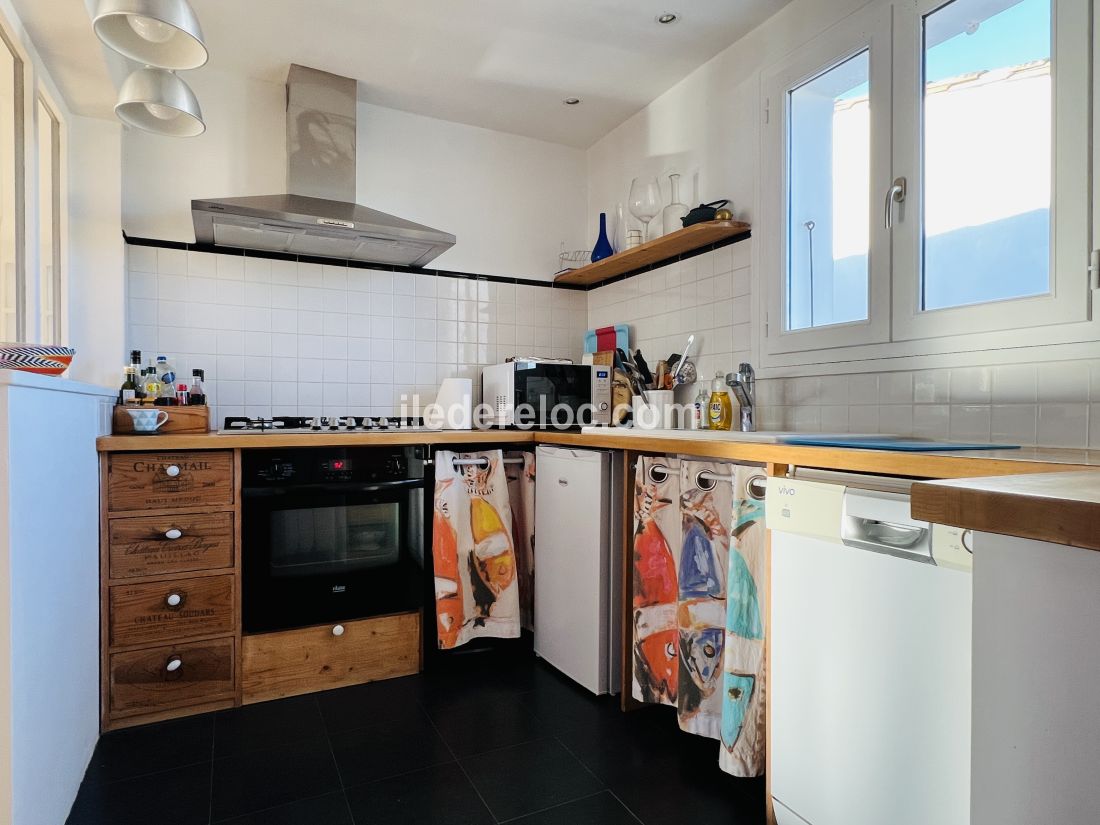 Photo 10: An accomodation located in Saint-Martin-de-R&eacute; on ile de R&eacute;.