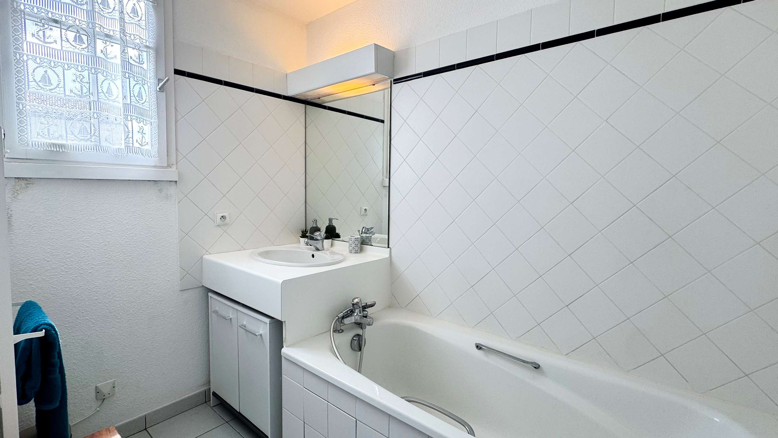 Photo 7: An accomodation located in La Couarde-sur-mer on ile de R&eacute;.