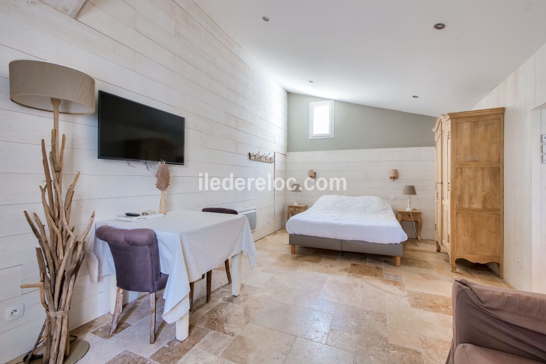 Photo 12: An accomodation located in Ars en R&eacute; on ile de R&eacute;.
