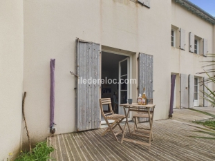 Ile de R&eacute;:Sea 200m away, shared swimming pool, accommodation for 2