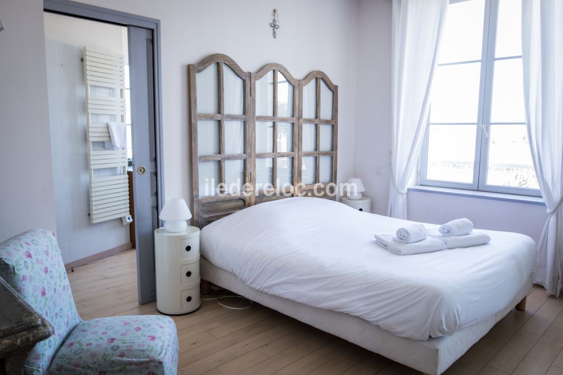 Photo 6: An accomodation located in Saint-Martin-de-R&eacute; on ile de R&eacute;.