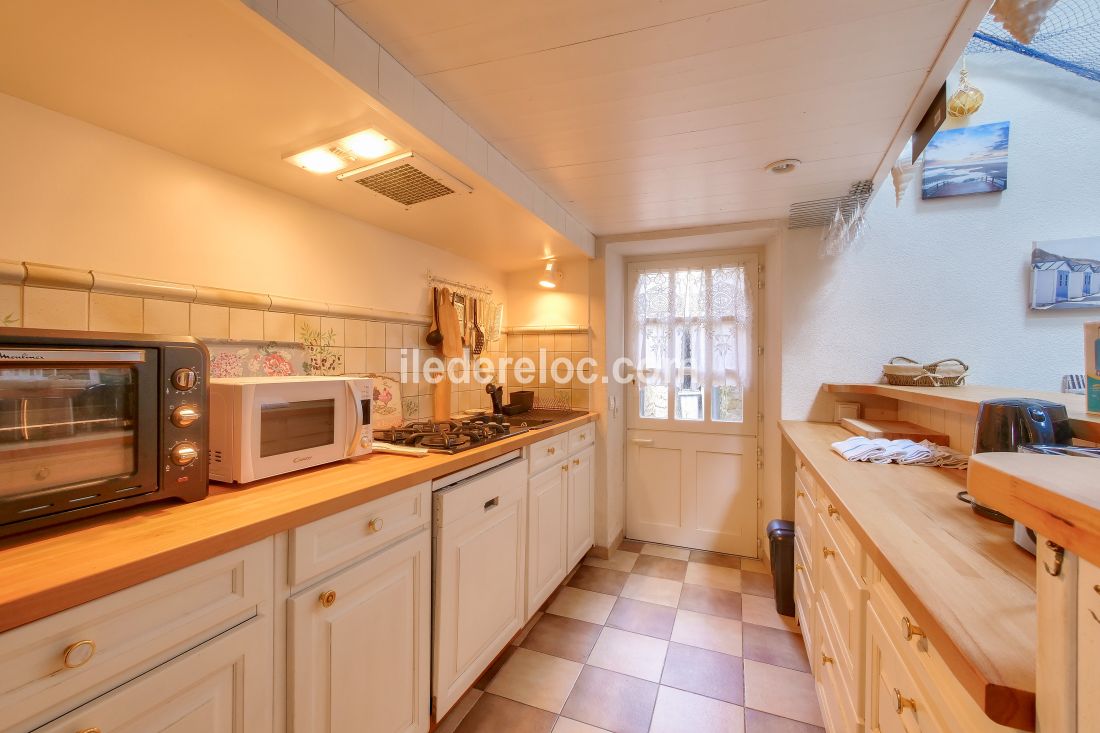 Photo 6: An accomodation located in La Flotte-en-R&eacute; on ile de R&eacute;.